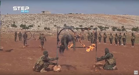Video: Xem quân nổi dậy Syria tay không đập đá, băng mình qua vòng tròn lửa - 1