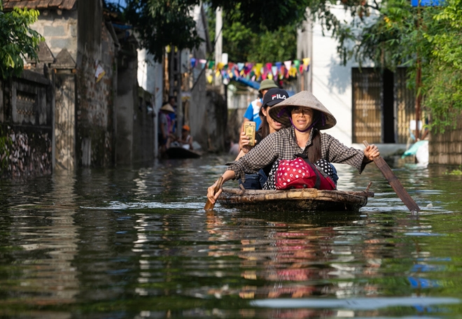 Xuất hiện &#34;hố tử thần&#34; ở huyện đang bị ngập Chương Mỹ - 1