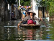 Tin tức trong ngày - Xuất hiện &quot;hố tử thần&quot; ở huyện đang bị ngập Chương Mỹ