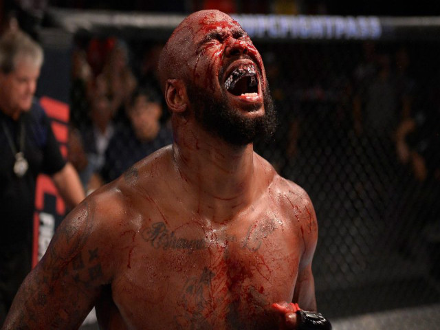 UFC khiếp đảm: Võ sĩ cao gần 2m đè nghiến tẩn đối thủ ”ra bã”