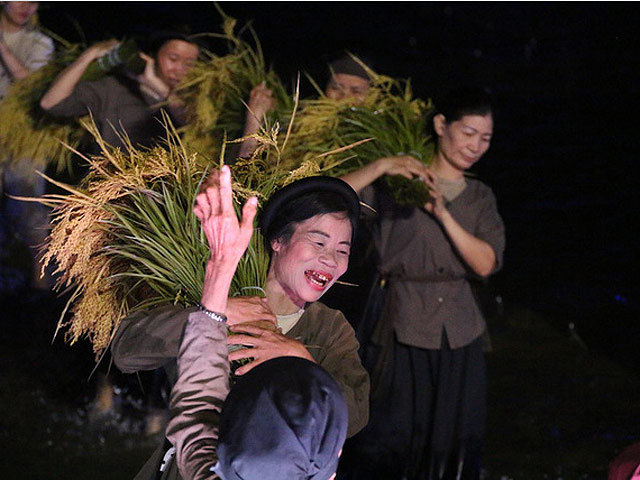 Nông dân Hà Nội nhận cát-xê "được hơn trồng lúa rất nhiều"