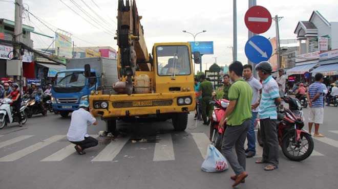 Xe cẩu cán chết bé 7 tuổi: Mẹ chở con đi may đồng phục - 2