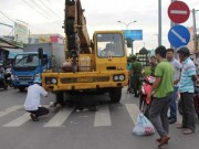 Tin tức trong ngày - Xe cẩu cán chết bé 7 tuổi: Mẹ chở con đi may đồng phục