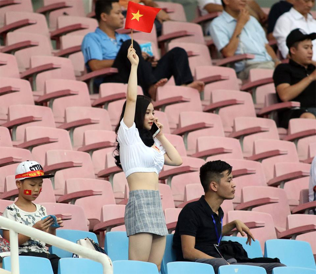 Vào ngày 3/8, trận mở màn giải Tứ hùng giữa U23 Việt Nam và U23 Palestine đã diễn ra và thu hút nhiều sự chú ý từ khán giả. “Hot girl ngủ gật” Thủy Tiên đã có mặt tại sân vận động Mỹ Đình để cổ vũ cho Công Phượng và đồng đội.