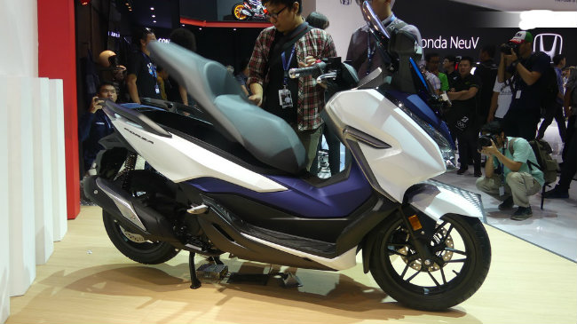 Nhiều khách thăm quan tò mò về Honda Forza 250 mới.