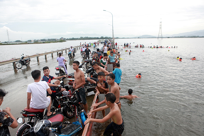 Hàng trăm người bơi lội, rửa xe ngay trên đường ở Hà Nội - 1