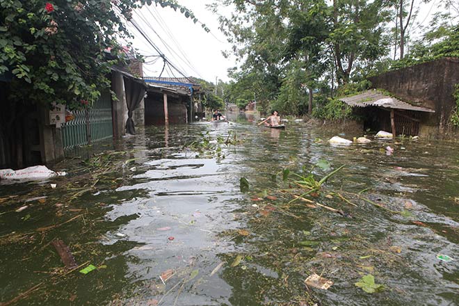 Chương Mỹ nước rút gần 1m, người dân vớt rác mãi không hết - 3