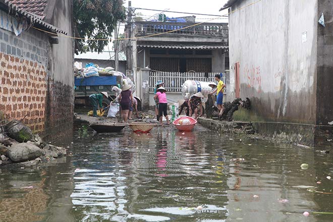 Chương Mỹ nước rút gần 1m, người dân vớt rác mãi không hết - 1