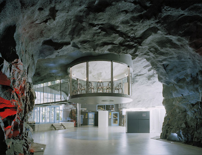 Nằm ở trung tâm của Stockholm, dưới gần 30 mét mặt đất là vị trí văn phòng của Pionen White Mountain Offices, một trong những nhà cung cấp dịch vụ Internet lớn nhất Thụy Điển. Không gian 1110 mét vuông được thiết kế từ năm 2007 đến năm 2008 với 4.000 mét khối đá rắn bao quanh để tạo ra một không gian độc nhất vô nhị này.