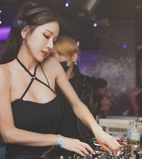 Đường cong gợi tình của nữ DJ siêu hot tại Hàn Quốc từng đến Việt Nam - 2