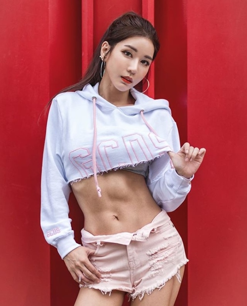 Đường cong gợi tình của nữ DJ siêu hot tại Hàn Quốc từng đến Việt Nam - 9