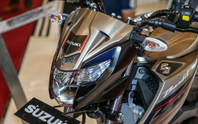 Cận cảnh đèn pha trước của Suzuki GSX150 Bandit.