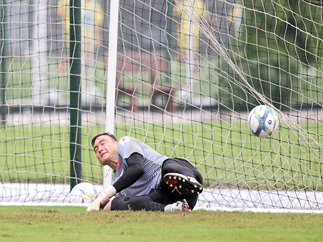 U23 Việt Nam: Lâm ”Tây” bắt penalty thua cả...Văn Quyết