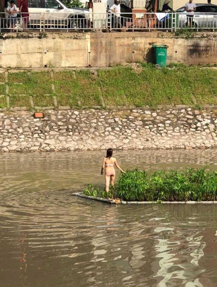 Nóng 24h qua: Cô gái trẻ cởi đồ bơi ra giữa sông Tô Lịch nhảy múa - 1