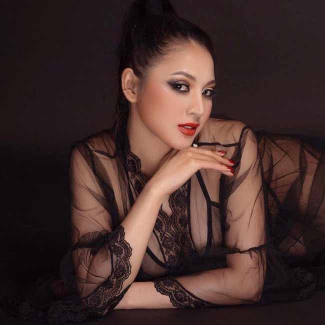 Thái Nhã Vân (sinh năm 1988) là một người đẹp nổi tiếng sexy, gởi cảm trong giới người mẫu. Cô từng gây rúng động dư luận với bộ ảnh " Nude để thiền" cách đây vài năm.