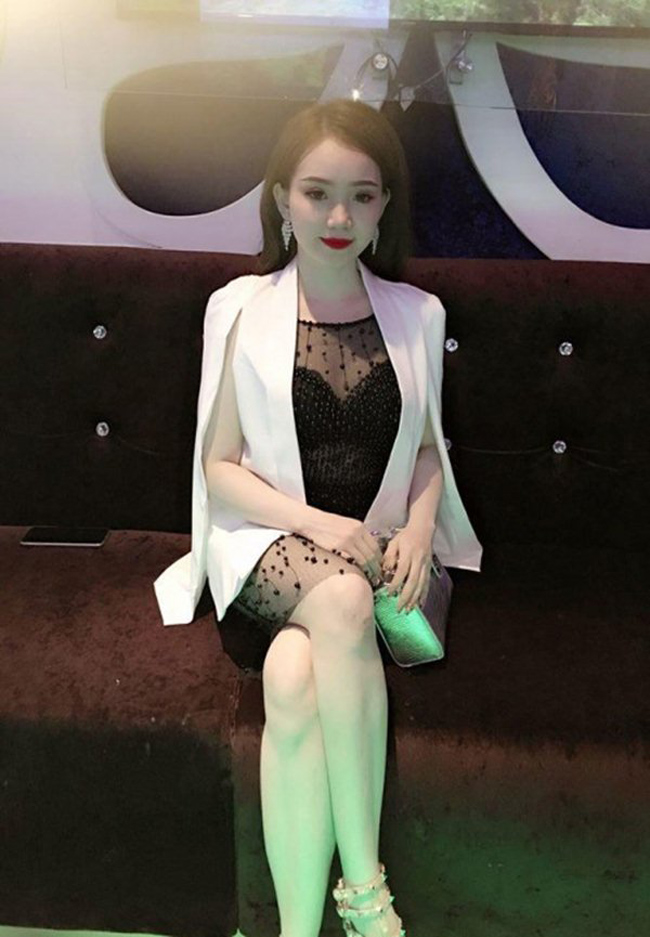 Phong cách thời trang của bạn gái Văn Thanh cũng sánh ngang hot girl showbiz.