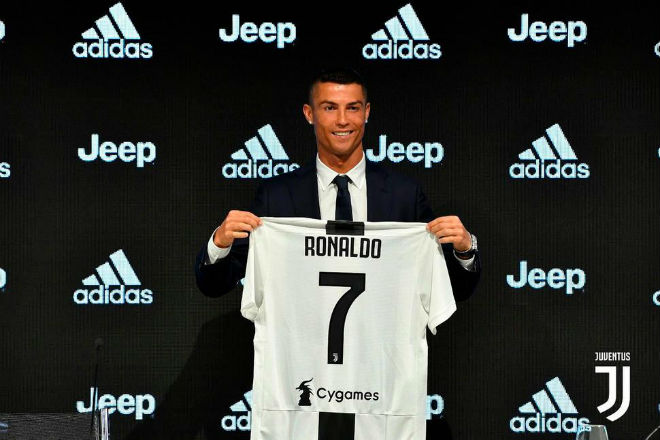 Ronaldo và trận ra mắt đầy &#34;bão tố&#34;: Juventus nhận tin vui - 1