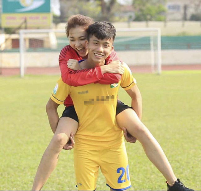 Phan Văn Đức trở thành cái tên "hot" nhất đội tuyển U23 Việt Nam trong trận cầu tối qua (7/8) sau khi ghi bàn thắng quyết định giúp đội nhà vô địch. Ngay lập tức, bạn gái tin đồn của anh chàng là Ngọc Nữ được nhắc tên nhiều không kém.