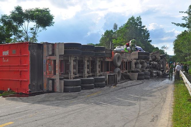 Hai xe container đâm nhau, 3 người thương vong - 2