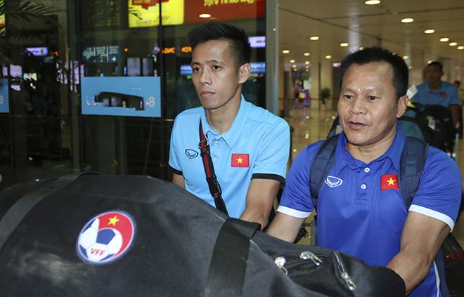 U23 Việt Nam vào TP.HCM: Hành động bất ngờ ngất ngây dàn fan nữ - 1