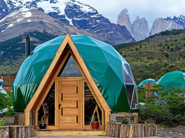 Patagonia, Chile: &nbsp;Nếu việc ngủ trong lều trên mặt đất không phải lựa chọn của bạn, hãy thử&nbsp; tới khu cắm trại EcoCamp ở Patagonia. Du khách sẽ ở trong những cấu trúc hình cầu với mái trong suốt, giúp họ có thể ngắm cảnh bên ngoài.