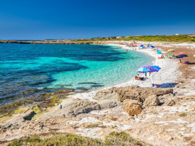 Sardinia, Italia: Sardinia là hòn đảo lớn thứ hai ở Địa Trung Hải, với địa hình nhiều núi và nhiều bãi biển đẹp. Khi cắm trại trên đảo, du khách có thể tham gia đi bộ khám phá, tắm biển và ngắm cảnh.