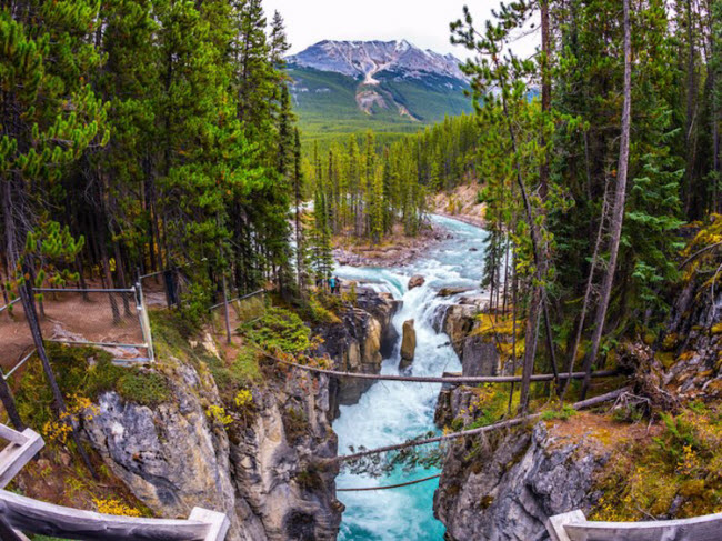 Vườn quốc gia Jasper, Canada: Đây là vườn quốc gia lớn nhất ở Canada và đồng thời cũng là địa điểm cắm trại hấp dẫn. Du khách có thể tham gia nhiều hoạt động như chèo thuyền trên hồ Maligne, ngắm vách núi đá vôi, khám phá sông băng tại Icefields Parkway và thư giãn trong suối nước nóng.