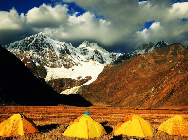 Cordillera Huayhuash, Peru: Nếu du khách thích đi bộ đường trường và cắm trại, núi Cordillera Huayhuash là điểm nên tới. Nơi đây có nhiều đỉnh núi cao, hồ sông băng rộng lớn và văn hóa truyền thống của người Andes.