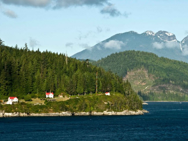 British Columbia, Canada: Nằm giữa vườn quốc gia Pacific Rim và tuyến đường West Coast, hòn đảo Vancouver có nhiều điều để du khách khám phá. Bạn có thể trải nghiệm hệ sinh thái đa dạng và chiêm người những loài động vật hoang dã như cá kình, rái cá biển và nhiều loài chim quý hiếm.