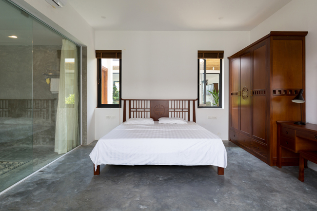 Phòng ngủ đơn giản, ấm cúng với nội thất gỗ chủ đạo.