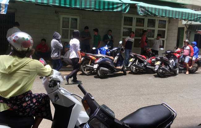 Người dân chen chúc mua cua hấp ở Sài Gòn chỉ bán trong thời gian “chớp mắt” - 1