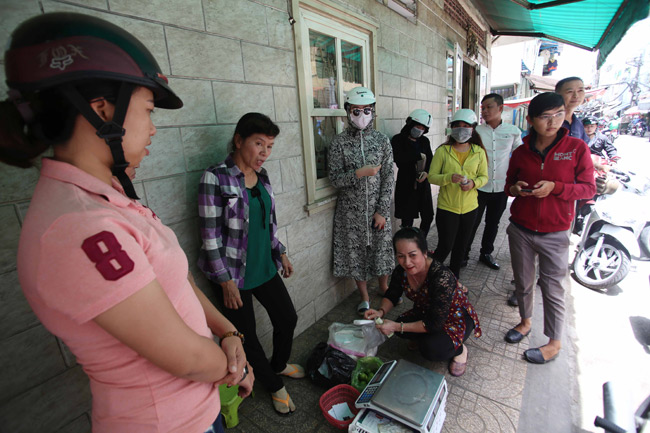 Người dân chen chúc mua cua hấp ở Sài Gòn chỉ bán trong thời gian “chớp mắt” - 2