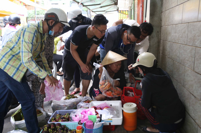 Người dân chen chúc mua cua hấp ở Sài Gòn chỉ bán trong thời gian “chớp mắt” - 7