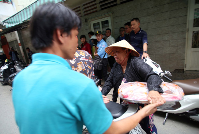 Người dân chen chúc mua cua hấp ở Sài Gòn chỉ bán trong thời gian “chớp mắt” - 3