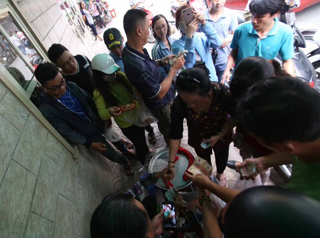 Người dân chen chúc mua cua hấp ở Sài Gòn chỉ bán trong thời gian “chớp mắt” - 11