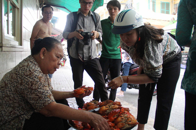 Người dân chen chúc mua cua hấp ở Sài Gòn chỉ bán trong thời gian “chớp mắt” - 8