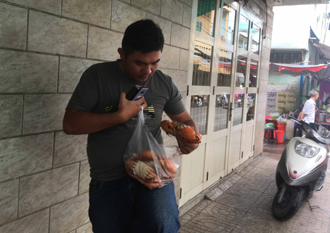 Người dân chen chúc mua cua hấp ở Sài Gòn chỉ bán trong thời gian “chớp mắt” - 9