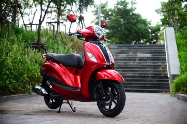 2018 Yamaha Grand Filano tại Thái Lan hay còn gọi là Yamaha Grande ở thị trường Việt Nam, vốn là một mẫu xe tay ga có phong cách Châu Âu, quý phái và sang trọng. Dòng xe ga này ở xứ chùa vàng mới đây đã xuất hiện phiên bản Hybrid (động cơ xăng + mô tơ điện) tạo ra nhiều phấn khởi cho người tiêu dùng. Ảnh Grand Filano Hybrid bản màu đỏ.