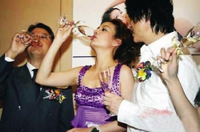 Tờ Kknews tiết lộ, nàng "Tiểu Yến Tử" từng vướng tin đồn đi tiếp rượu đại gia thời mới nổi tiếng với giá 800.000 NDT (2,7 tỷ đồng).