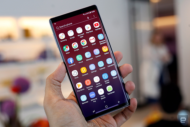 Galaxy Note9 sở hữu màn hình tràn viền AMOLED 6,4-inches lớn nhất từ trước đến nay của dòng Galaxy Note.