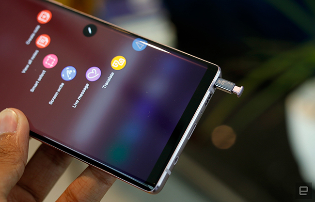 Người dùng có thể sử dụng Galaxy Note9 và ứng dụng SmartThings để điều khiển các thiết bị kết nối thuộc hệ sinh thái Galaxy, hoặc hoàn thành nhiều tác vụ hơn với trợ lý ảo Bixby.