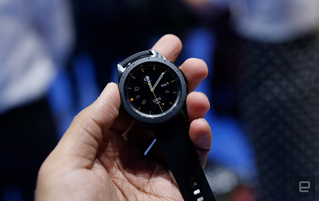 Trong sự kiện Unpacked với điểm nhấn là Samsung Galaxy Note9, Samsung cũng đã cho ra chiếc mắt đồng hồ thông minh Samsung Galaxy Watchmới nhất. Sản phẩm có nhiều phong cách mạnh mẽ hơn với ba phiên bản mặt đồng hồ màu đen, vàng và bạc cùng một loạt các dây đeo tùy chỉnh đa sắc.