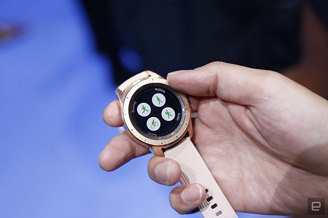 Galaxy Watch có nhiều kích cỡ và kiểu dáng hơn với phiên bản màu bạc 46mm, và phiên bản màu đen hoặc vàng hồng 42mm. Người dùng có thể cá nhân hóa Galaxy Watch nhiều hơn với loạt kiểu dáng mặt đồng hồ và dây đeo.