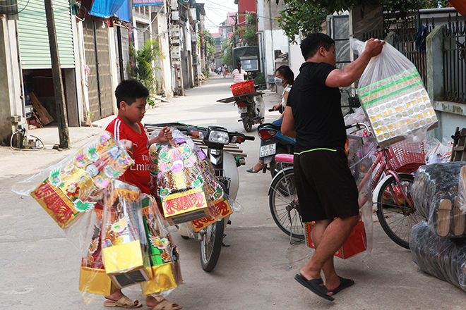 Cận tháng cô hồn, người người đổ về Bắc Ninh mua “nhà lầu, xe hơi, đồ trang sức” - 7