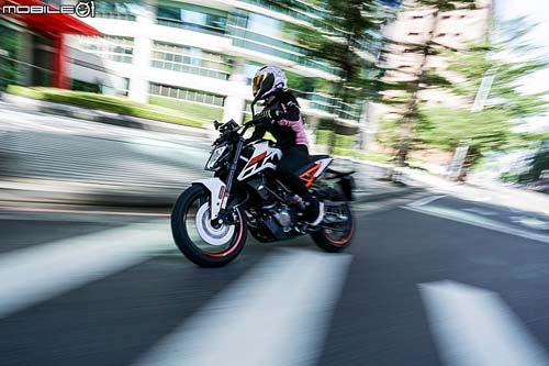 KTM 125 Duke 2018: Chiếc naked bike &#34;vô tiền khoáng hậu&#34; - 4