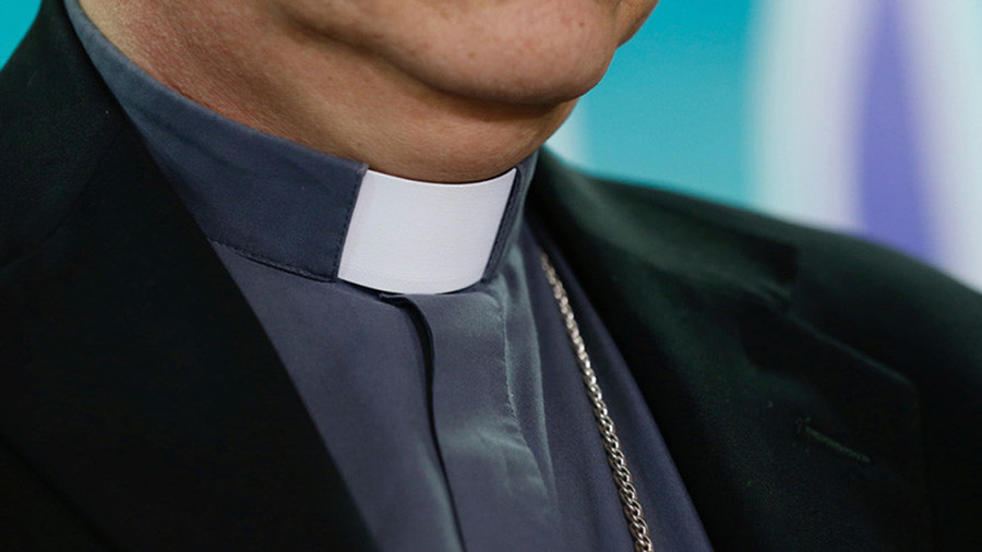 Linh mục Ý 70 tuổi quấy rối tình dục bé 11 tuổi trong ô tô - 1