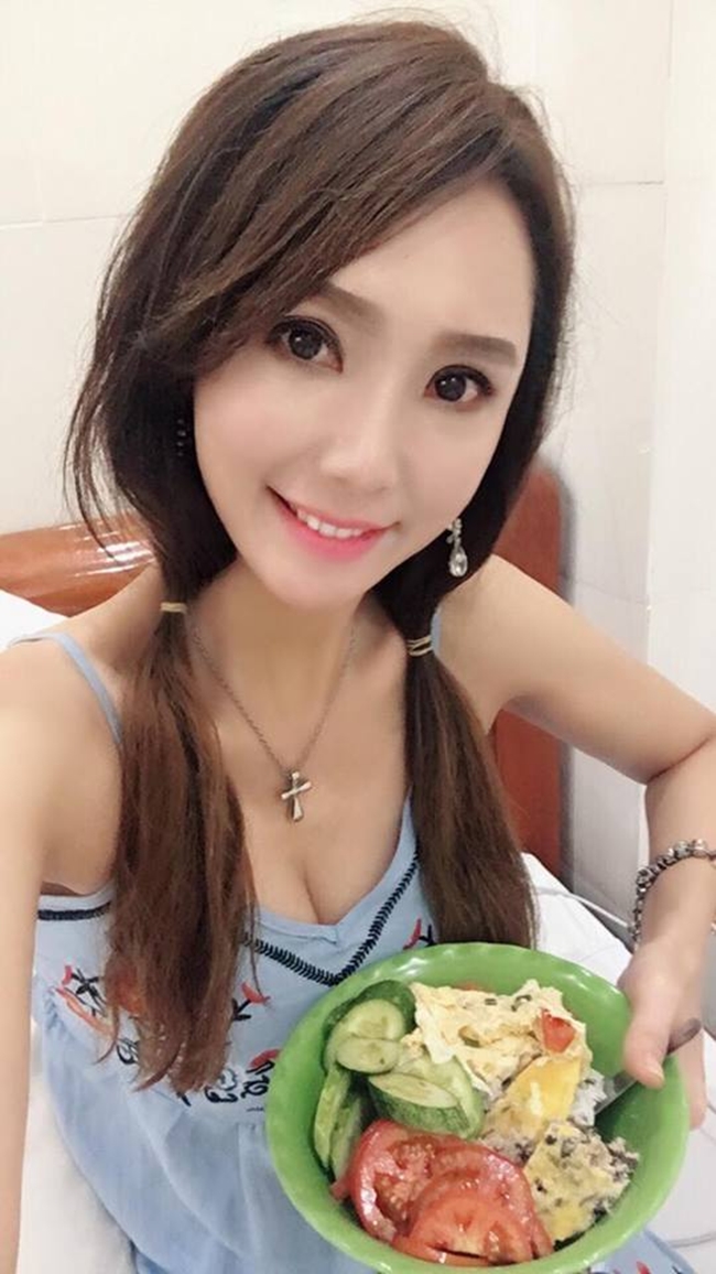 Mỗi lần về Việt Nam, Helen Thanh Đào đều đến thăm người thân. Mẹ cô đang sống ở Pháp nhưng được người thân chăm sóc.