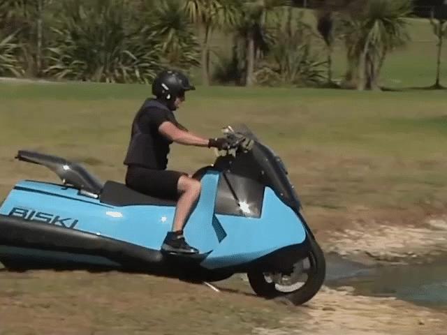 Xe máy cực linh hoạt có thể chạy cả trên cạn lẫn mặt nước