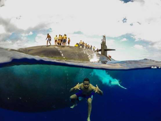 Choáng ngợp cảnh thủy thủ Mỹ bơi cạnh tàu ngầm hạt nhân - 1