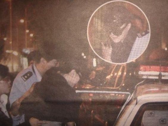 Xôn xao ảnh Phạm Băng băng trùm kín mặt, bị cảnh sát bắt lên xe - 1